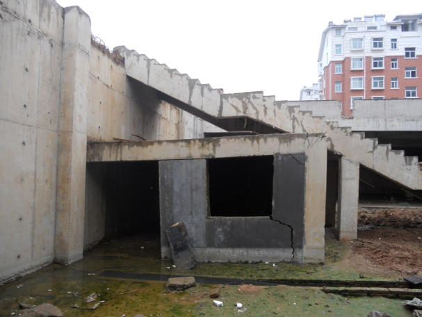 （2011年）平邑明德花園超市（地下），因地下水位變化導(dǎo)致框架梁、柱開裂